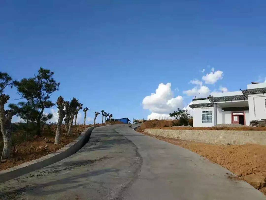 以前,进箐中村的土路像羊肠挂在陡峭的山坡上,坑坑洼洼,曲曲折折