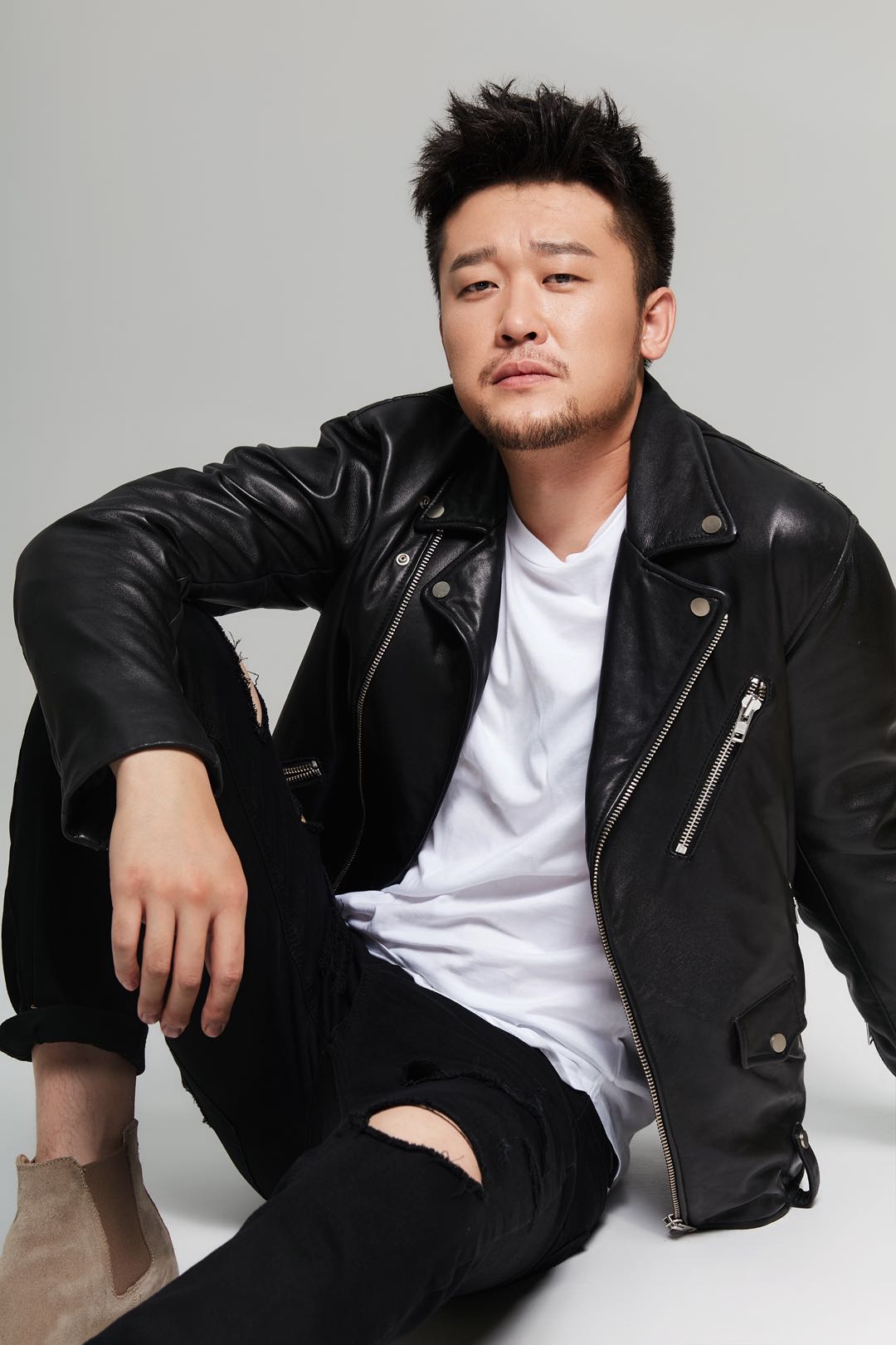 李虹辰黑白禁区杀青救死扶伤演绎另类外科医生