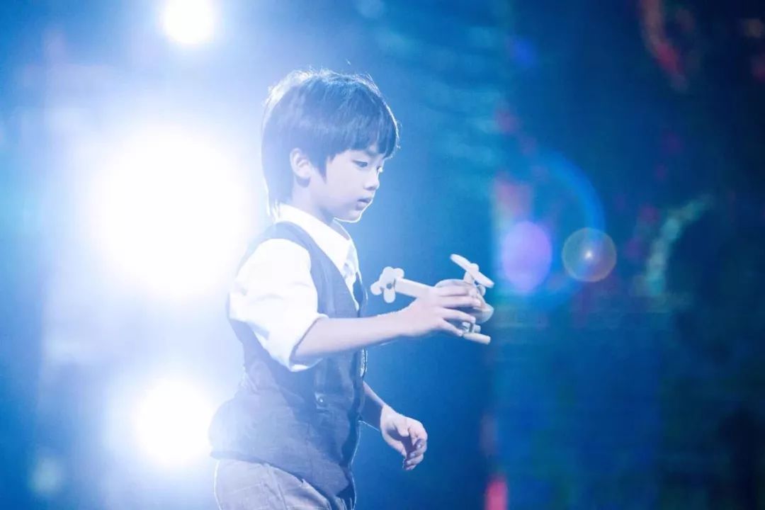 在巅峰之夜大变飞机的邓男子为何从主持人跨界魔术师