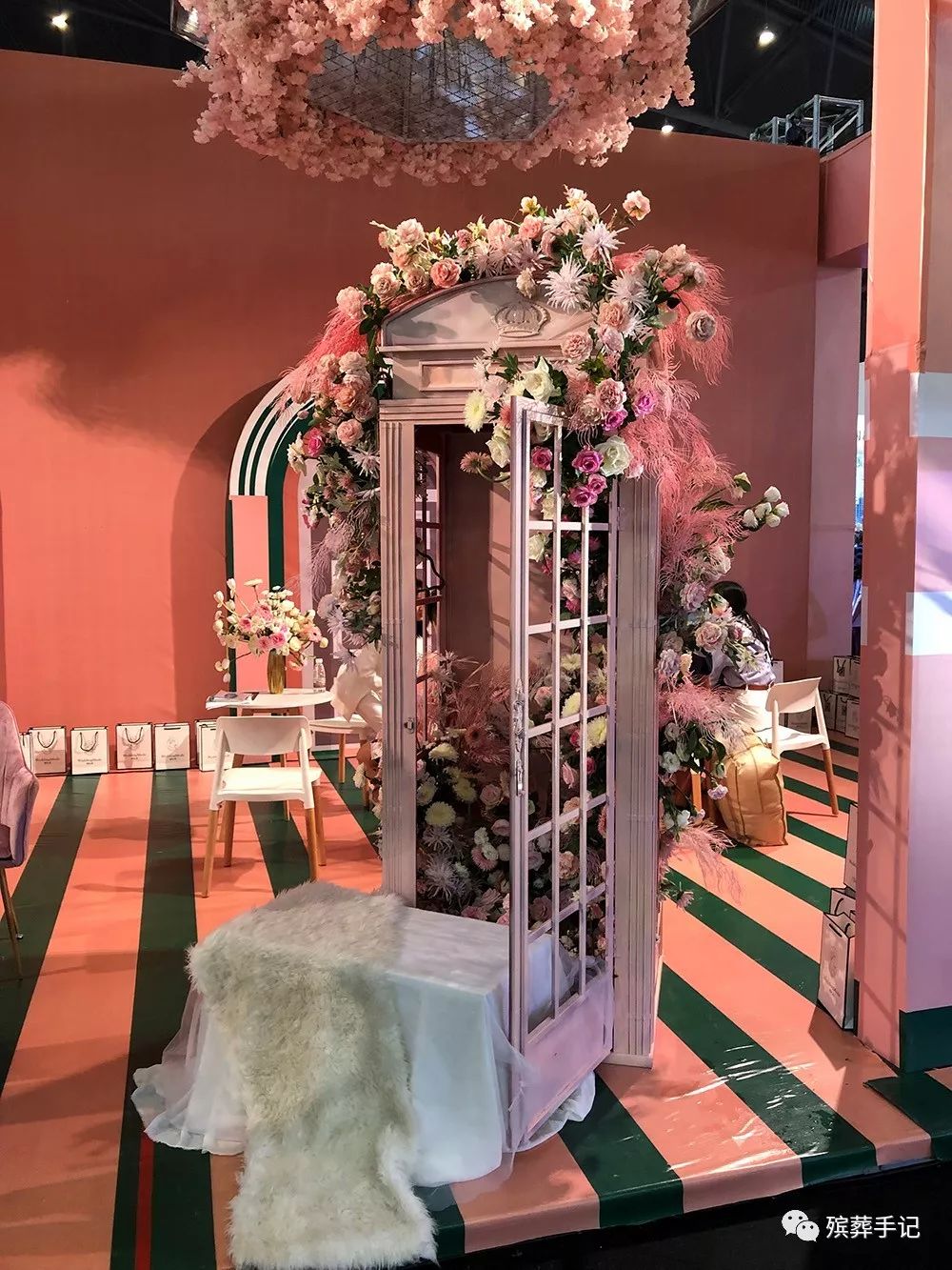 婚礼角度看葬礼在婚博会上学葬礼的场景布置
