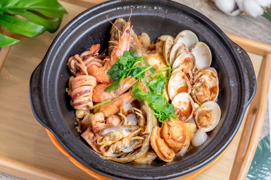 海虾,鱿鱼,海蛏,鲍鱼,白贝,黄鱼…首推的必须是这道啫啫海鲜大烩啫焗