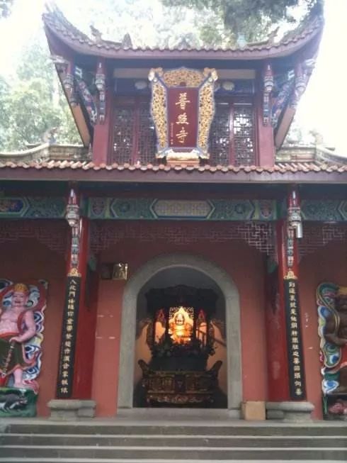 青城山普照寺普照寺一夜暴富之谜,至今也没有答案,大家猜测,这就是