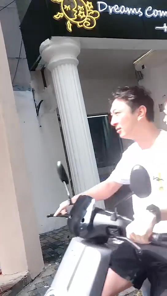 原创王思聪骑电动车带美女再被偶遇女子身材好网友这叫体验生活