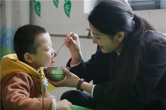 孩子吃饭全靠追着喂没必要这4招学到手宝宝听话自己吃饭