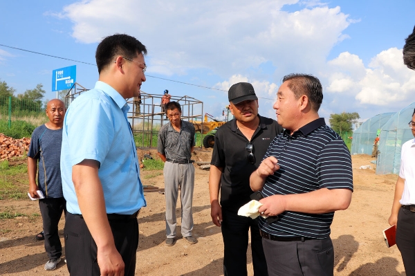 朱成帮在远华村委会,通过与镇村两级负责人及驻村