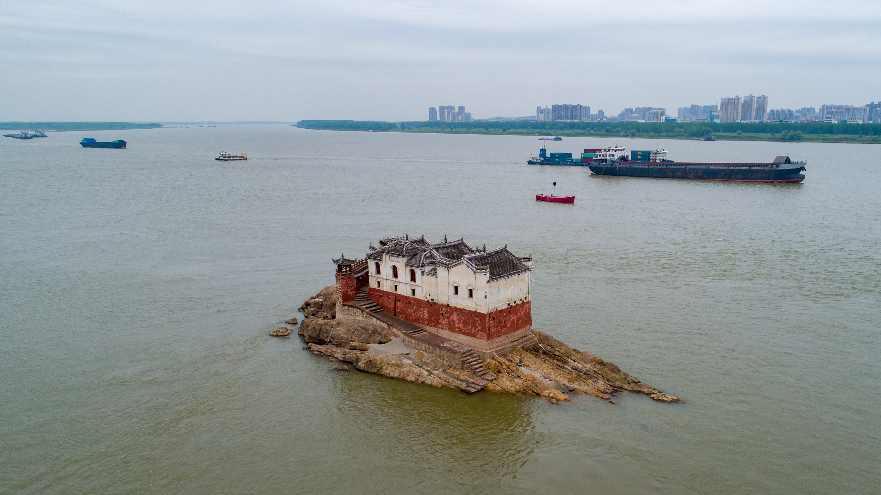 在湖北省鄂州与黄冈两座城市之间的长江水面中间,有一座七百多年来数