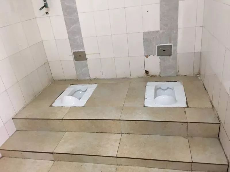 改造后:重新铺设地面,更换蹲位以前小区的公共卫生间使用的是老式水箱
