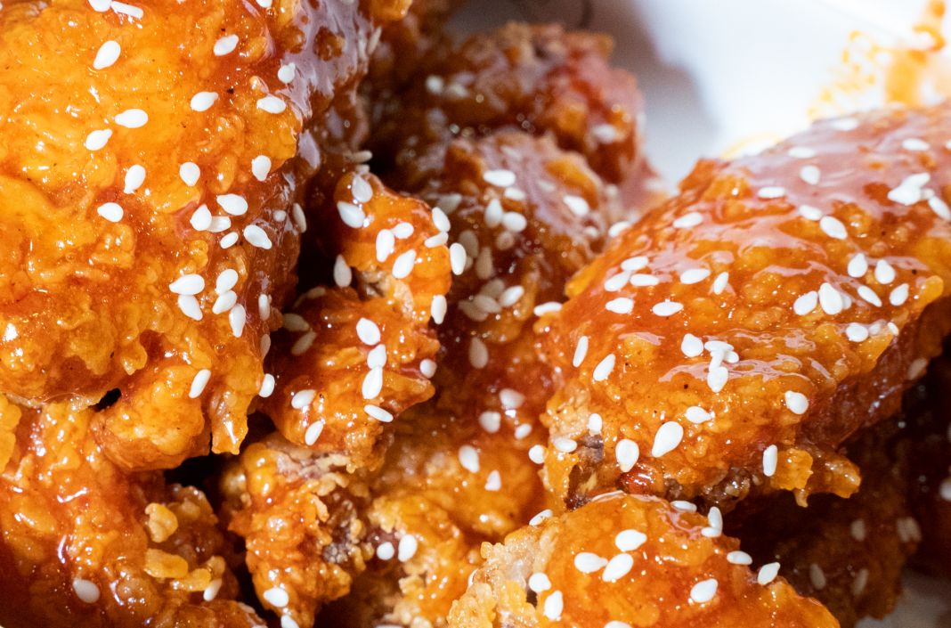 裹满了甜辣酱甜辣酱炸鸡再拂过一丝芥末味,两种味道蜜汁的合拍啊.