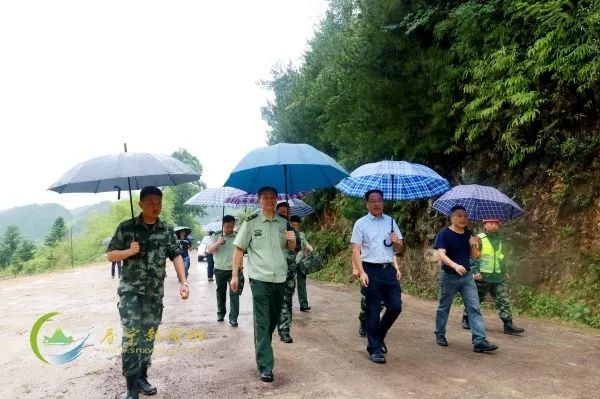 武警某部总队政委杨振国前往坑底乡扶贫驻训点调研