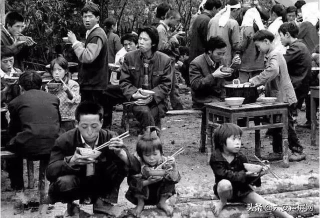 70年代农村吃饭老照片,瞬间刷爆朋友圈_生活