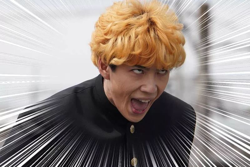 本季他又主演了一部沙雕剧——《爆炸头田中》,这次也是怪异的发型,从