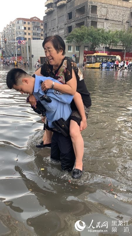 哈尔滨市突降暴雨 民警雨中推车,背人这些画面让人感动
