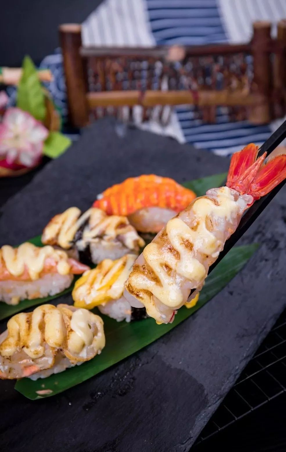 每份寿司都经过火枪高温火炙,鲜虾,鳗鱼等各种口味一应俱全,最爱秘制