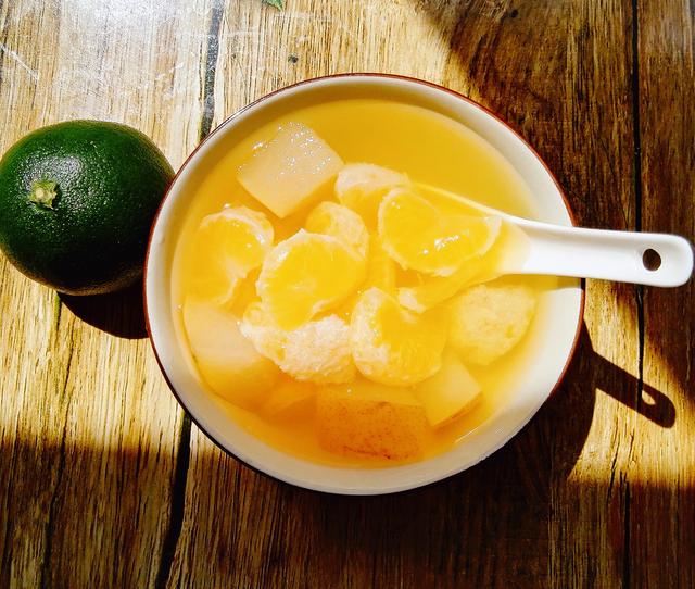 【食材】玉米粒50克(水果玉米),水650毫升,少许冰糖(也可以不加)