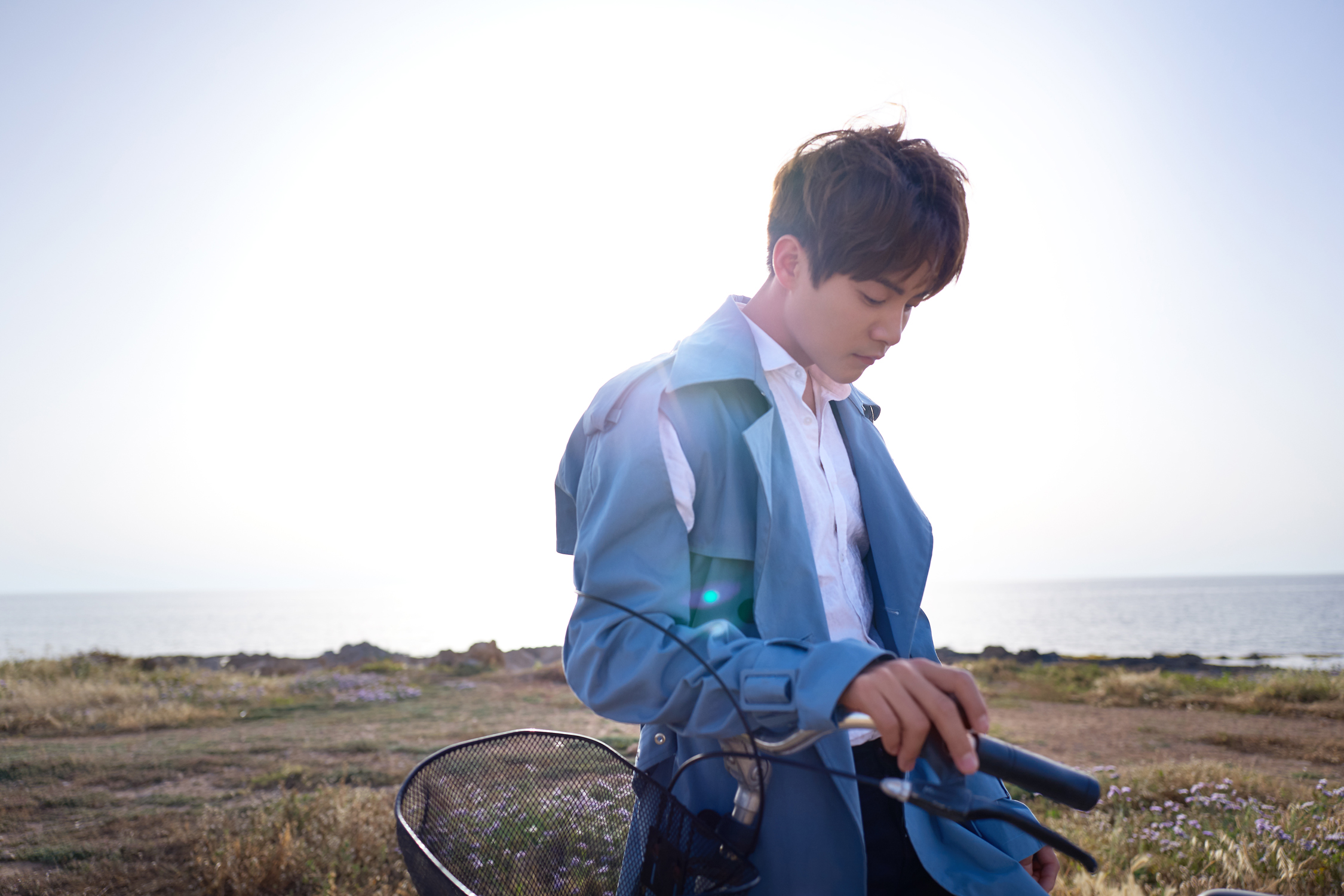 马天宇写真大片恣意清爽 《流淌的美好时光》领跑收视榜单