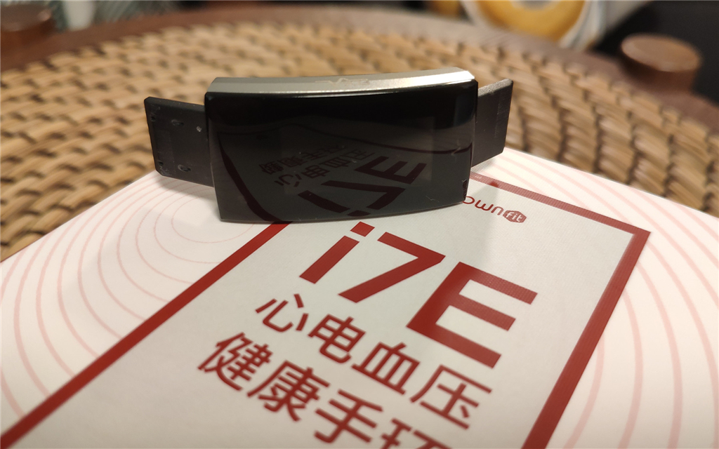 执着于运动与健康埃微新品i7e心电血压手环深度体验