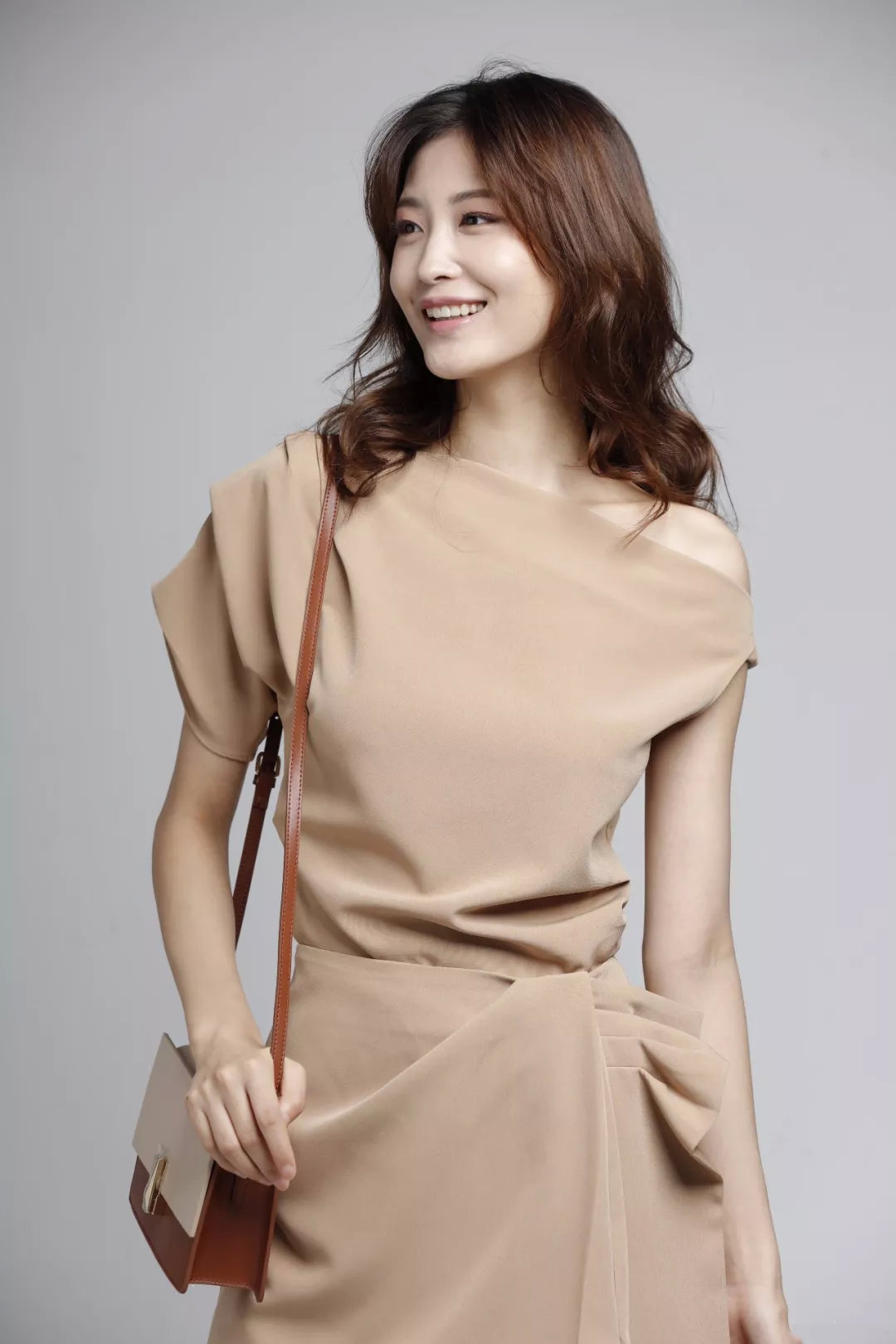 镜前表现凹造型麻豆新人戳