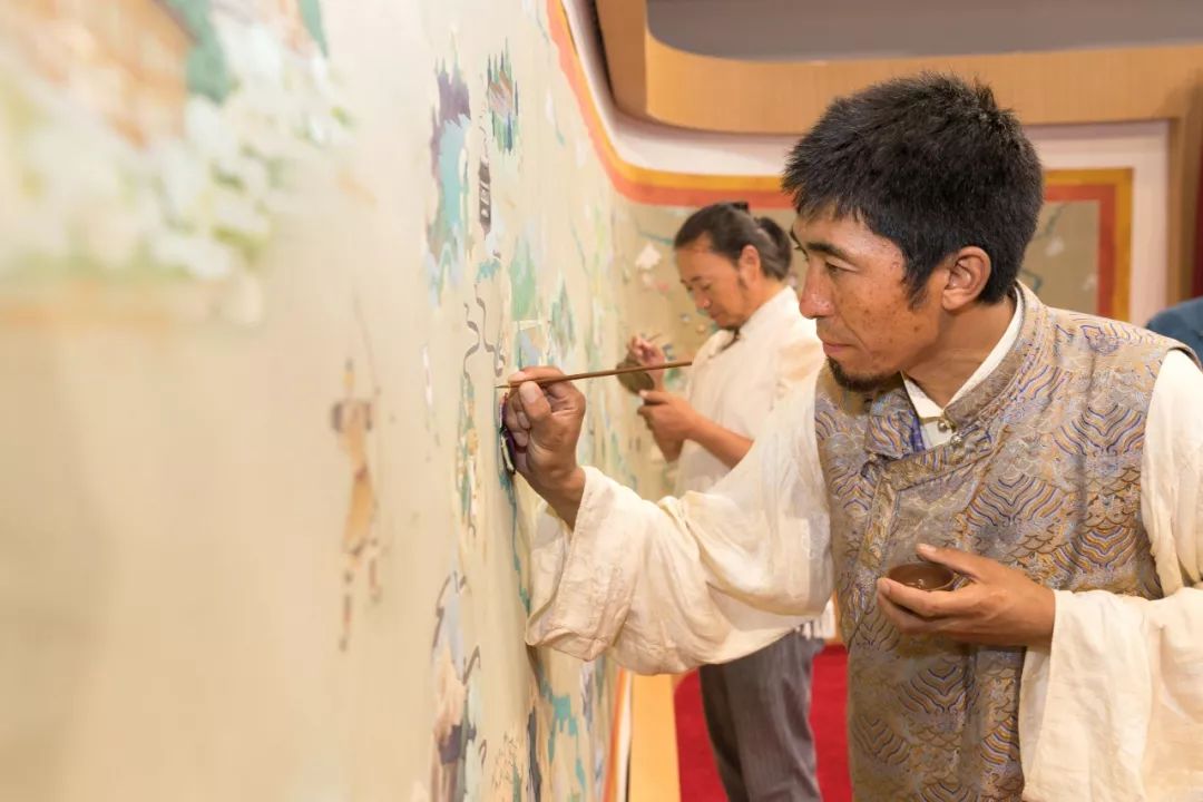 再现人间两位唐卡大师经过无数次的讨论与细致考量绘制如此巨型的唐卡