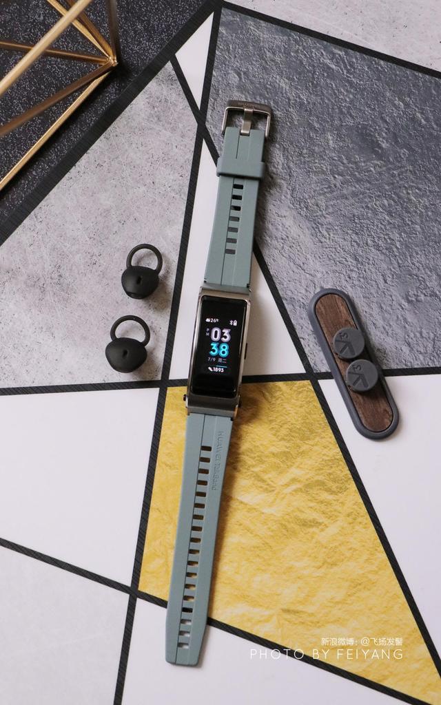 这时候华为手环b5随身的"通话与信息助手",让运动更为轻便随心