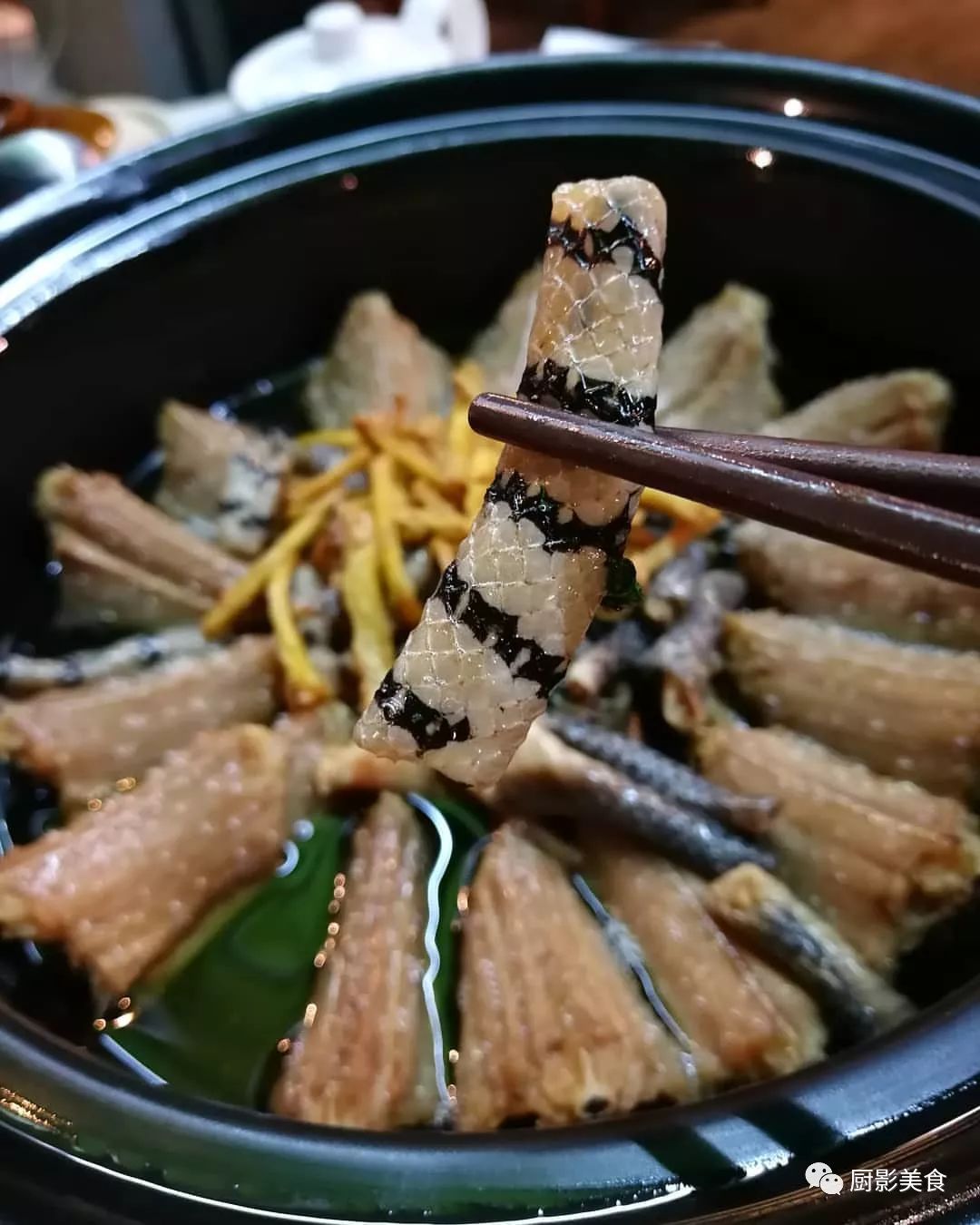 龙虎凤",原料以毒蛇为主,用眼镜蛇,金环蛇和眼镜王蛇(俗称三蛇,广东人