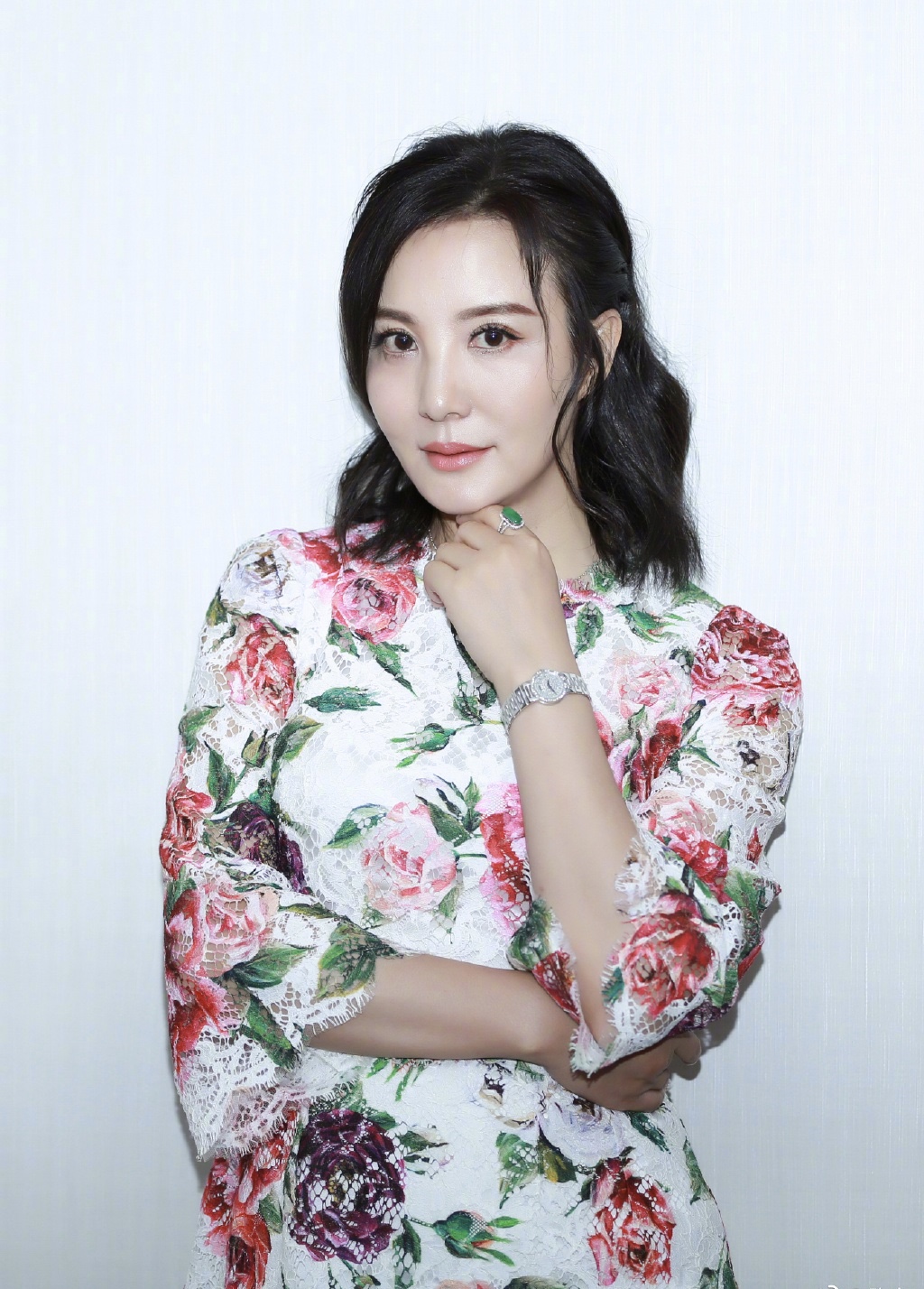 原创陶红的气质在珠宝首饰中体现,50岁依然气韵犹存,演绎时尚高级美