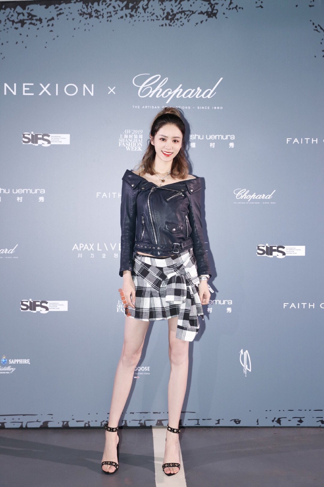 林峯未婚妻张馨月高调现身!皮衣配格子短裙长腿吸睛,不输吴千语