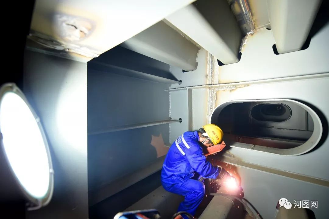 滨河北路高架主线钢箱梁已经合龙,正在进行内部的箱体焊接和桥面铺装