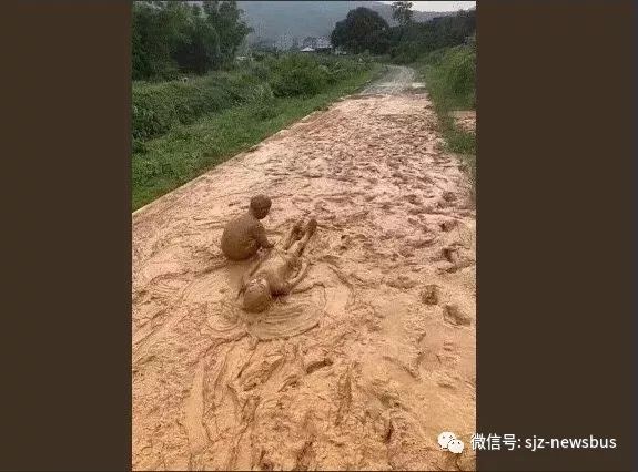 两个玩泥巴的小孩图片图片