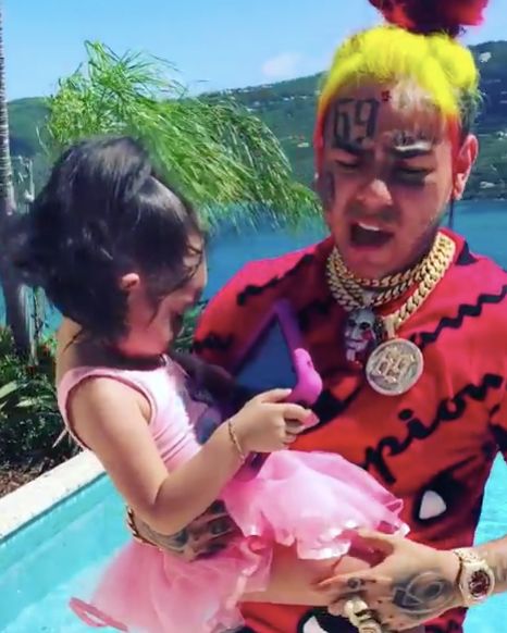 还曾经和麻辣鸡(nicki minaj)合作过一首"fefe"红遍大江南北,在ins