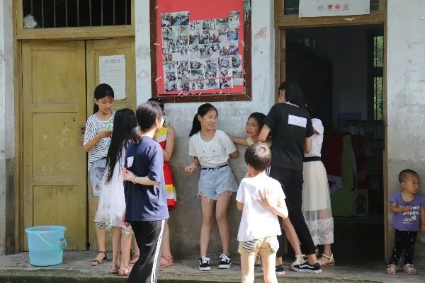 四川农业大学都江堰校区"春雨"支教团一行7人来到了安岳县长河源镇灯