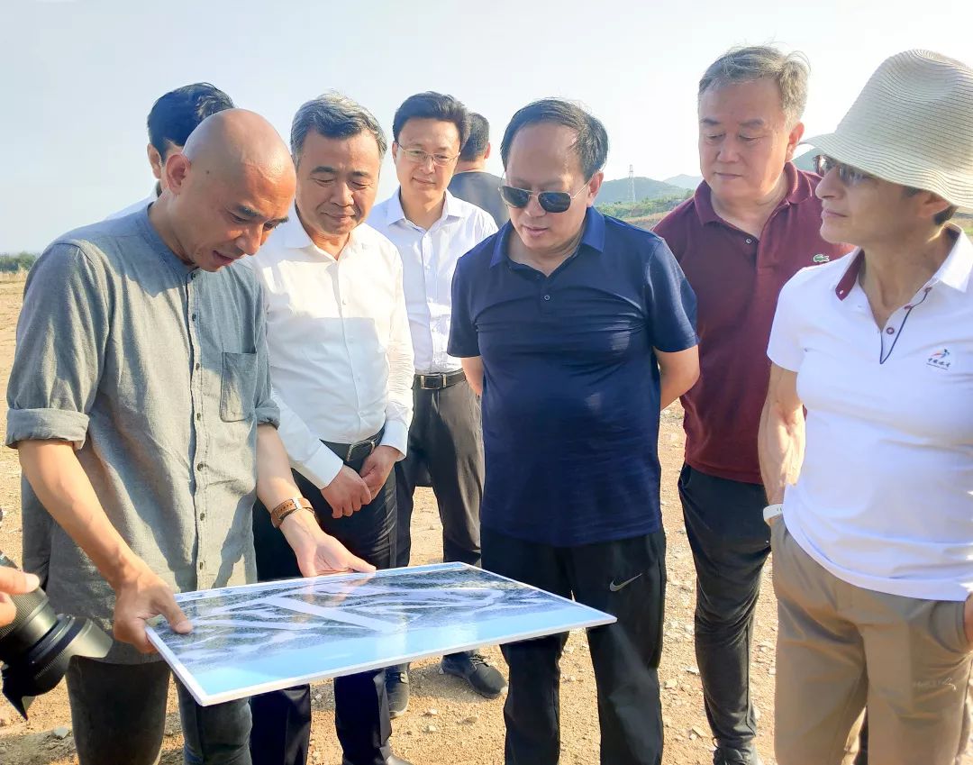 集团公司党委书记,董事长孔令键,清华大学建筑设计研究院副院长张利等