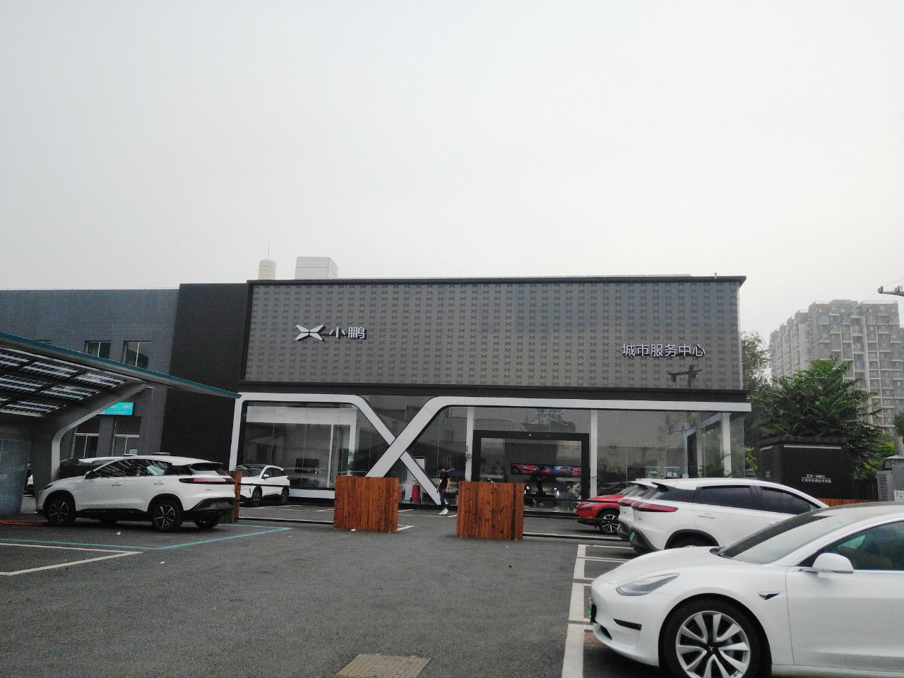 小鹏汽车曾表示,小鹏汽车线下店面的特色是价格统一透明和客户体验