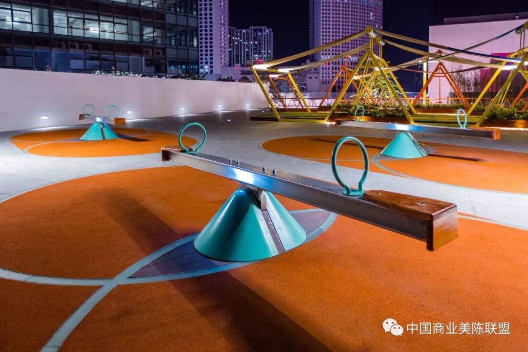 装置艺术作品【好水时节】建构在商场的顶楼空间, 好水时节>是一件由