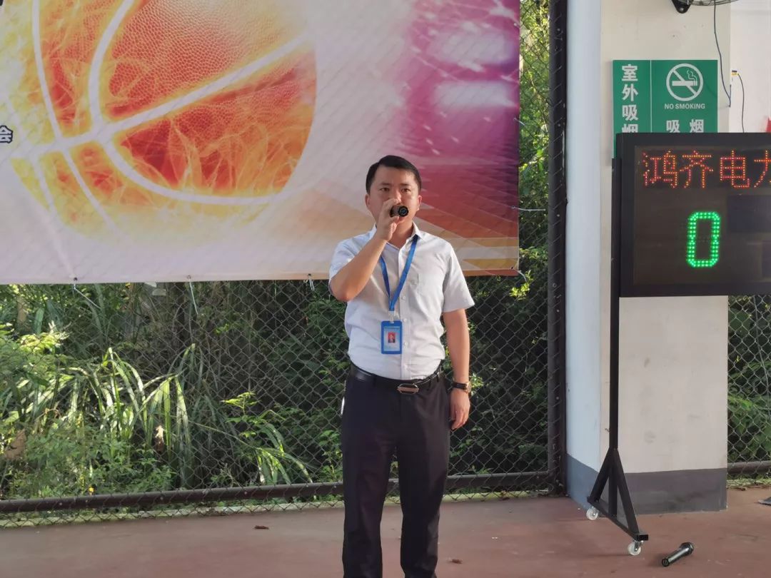 金井镇党委副书记,镇长黄轲参加篮球赛开幕式.