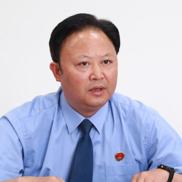 以提供生活开支和免费吸食毒品为手段,先后纠集了被告人黄建章,熊凯