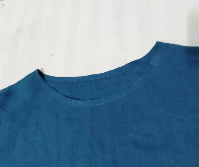 8,卷底边与袖口贴边将底边和袖口的毛缝,先折烫1cm,再折烫2cm,在底边