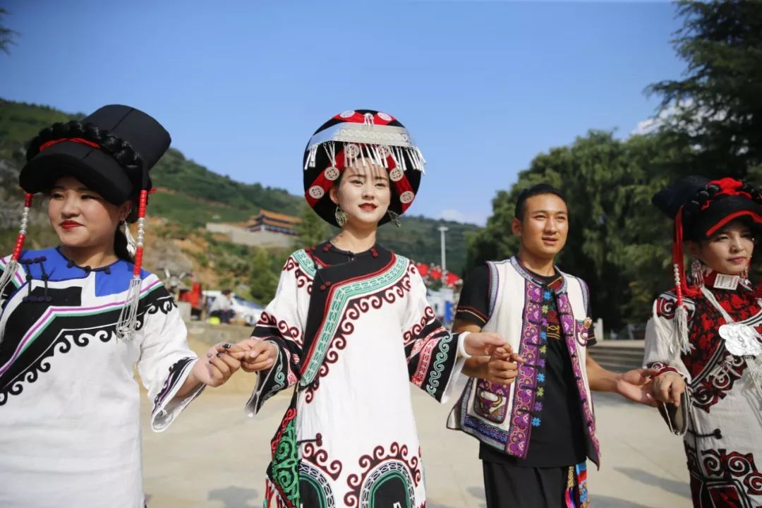 火把狂欢节等你来玩~_田芳