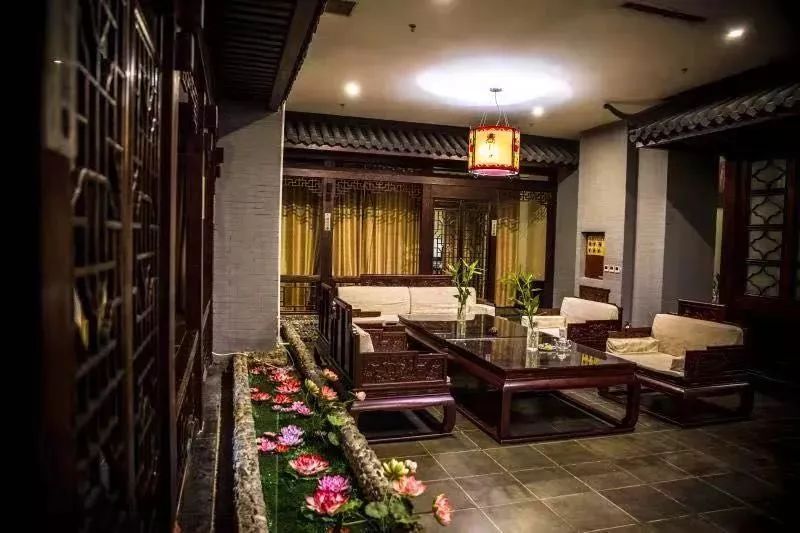 中萃取"醉唐风"三个字为品牌名称自诗句"愿醉唐风宋雨里,霓裳一曲惹