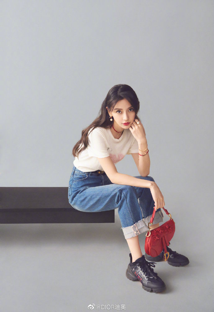 这一身搭配简单而不简约.angelababy的大波浪,这眼神太撩了,电力十足.