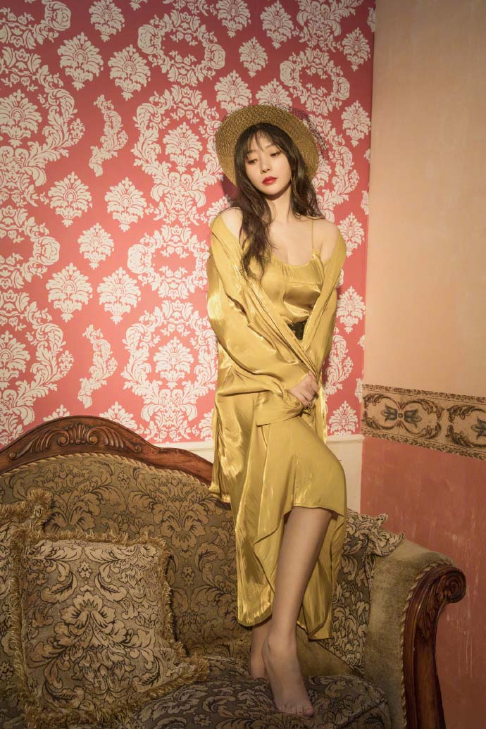 女艺人柳岩慵懒性感时尚写真