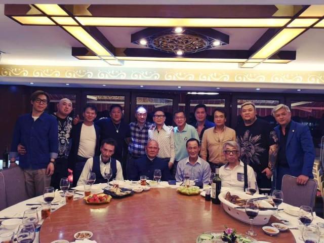 曾经向香港某商人追债,对方请来新义安第三任龙头向展伟,林景,文彪