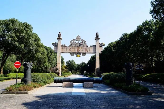 大禹陵石牌坊,龙杠及两侧的拴马桩祭祀广场上的钟亭祭祀广场上的鼓亭