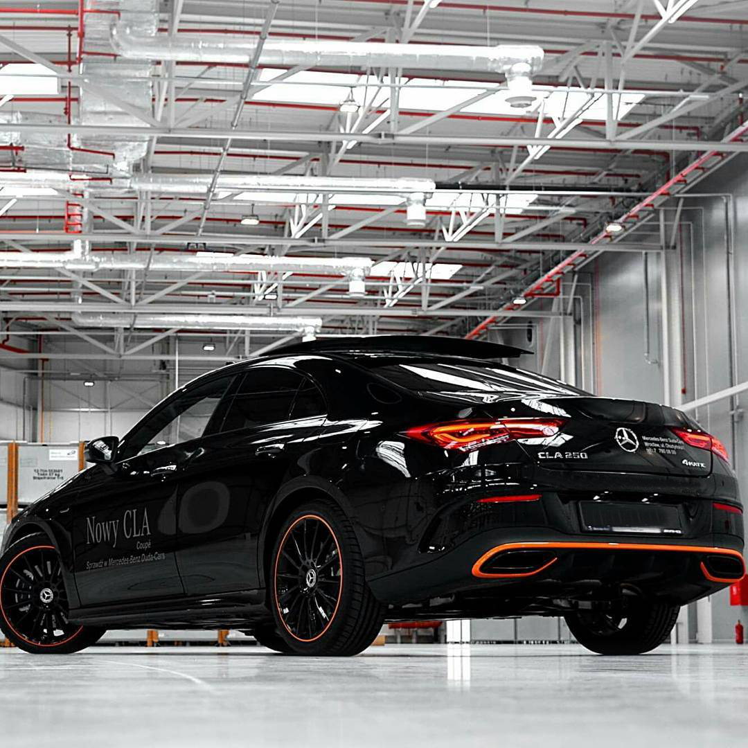 黑色的很运动全新奔驰cla级海外实车