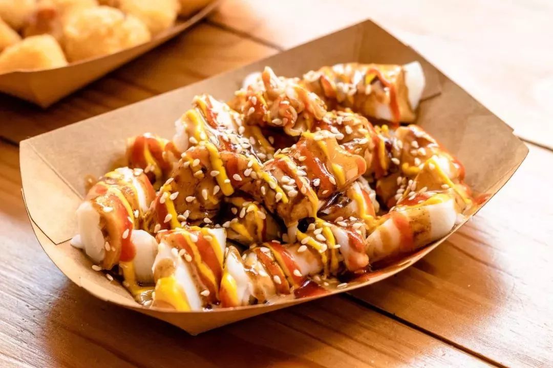 味道好, 人气高 关键人均不超10元 西飞利小吃 店的混酱猪肠粉表面