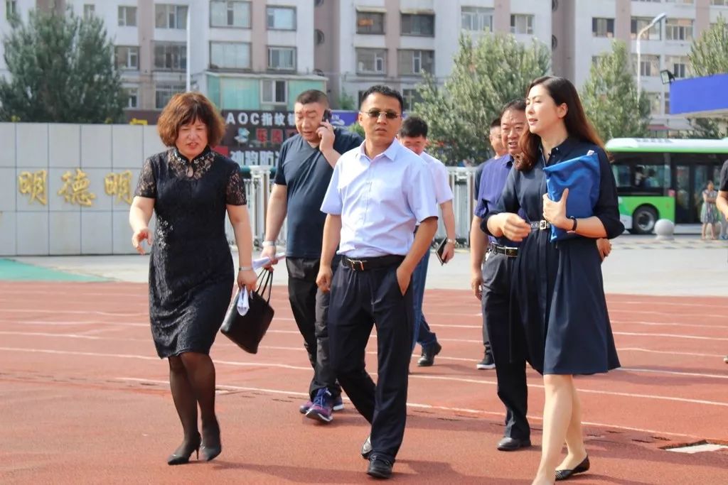 简俊峰首先来到吉林七中,听取了学校相关情况的汇报,实地查看了校舍