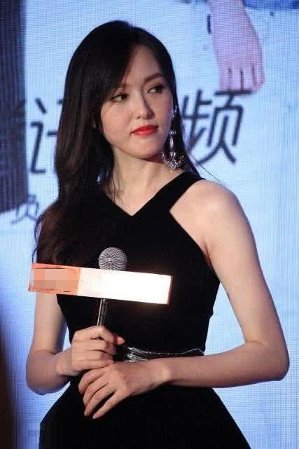 无修图近照下唐嫣的脸部和臂膀上还是稍微有一些发福的