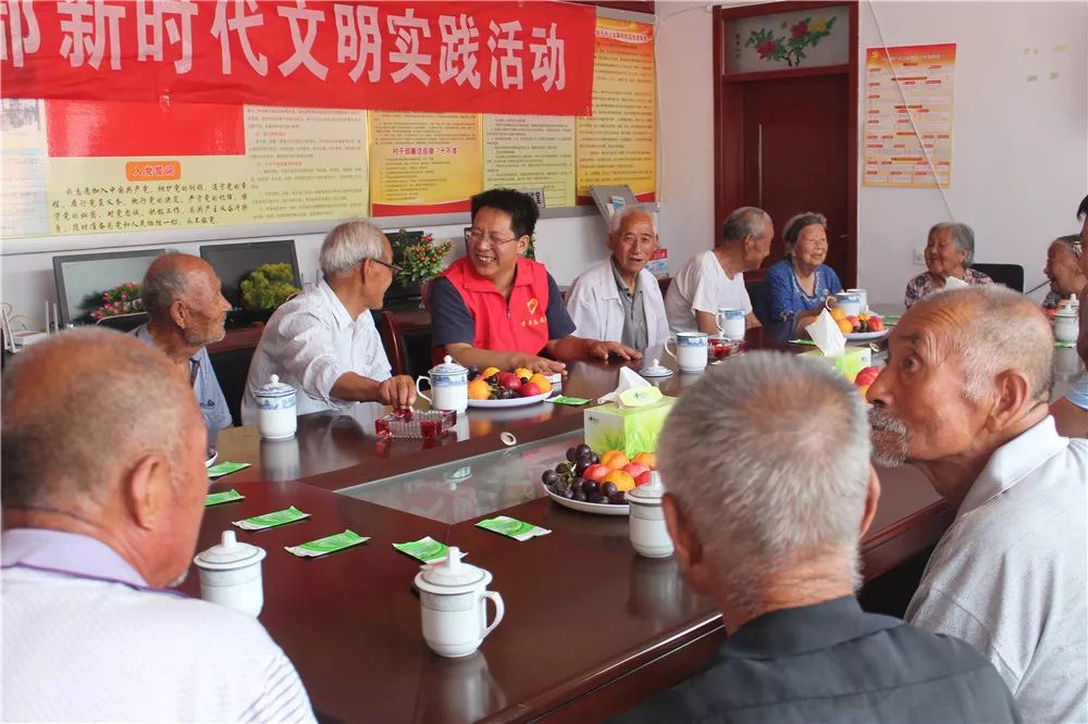 县委常委,统战部部长乔玉华,副部长刘洪涛和乡亲们一起动手包饺子,为