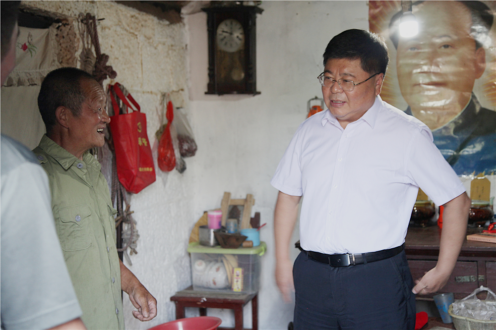 范士富市长到狮豹头乡寺东坡村慰问贫困老党员及驻村工作队