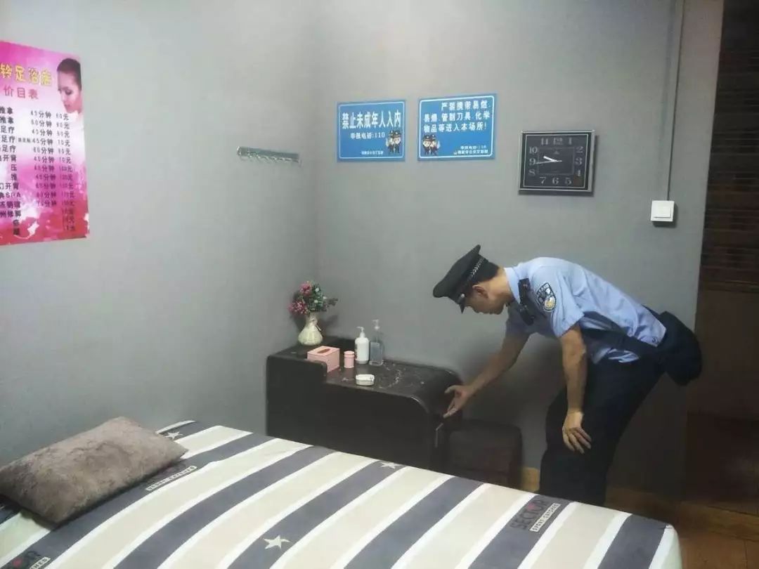 靖城派出所民警积极深入辖区重点行业场所开展治安要素排查