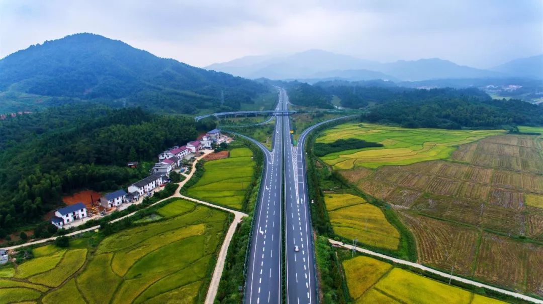 通高速,跨大桥梦想成真大步向前当清晨第一缕阳光穿过云层洒向潦河当